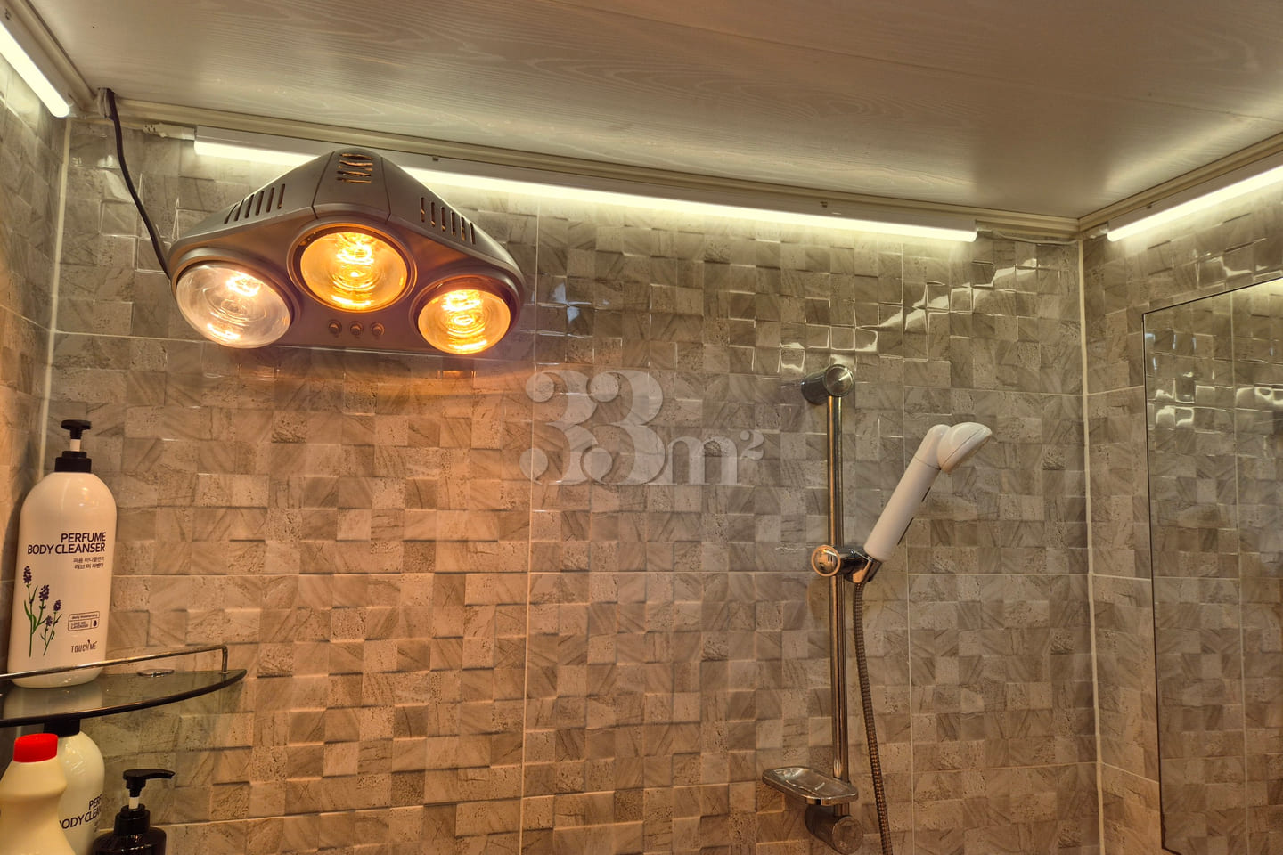 Pet-friendly, ceiling fan, queen-size bed, dr 18th image