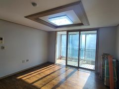 An apartment with incredible airflow 9th image