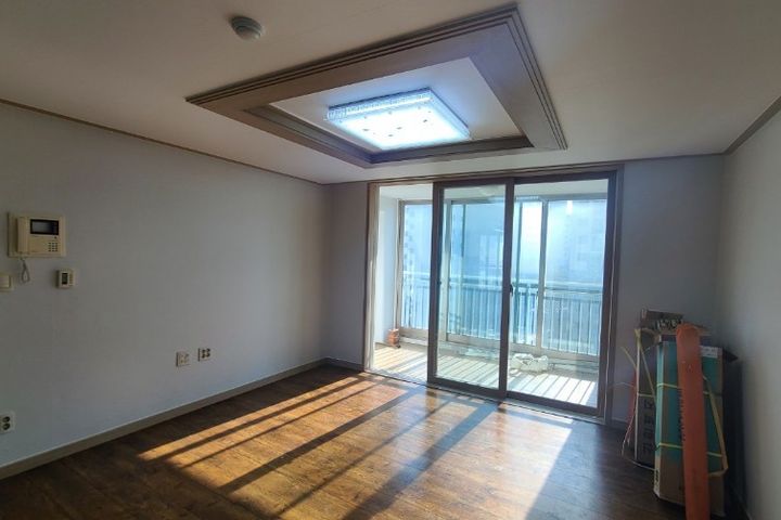 An apartment with incredible airflow 9th image