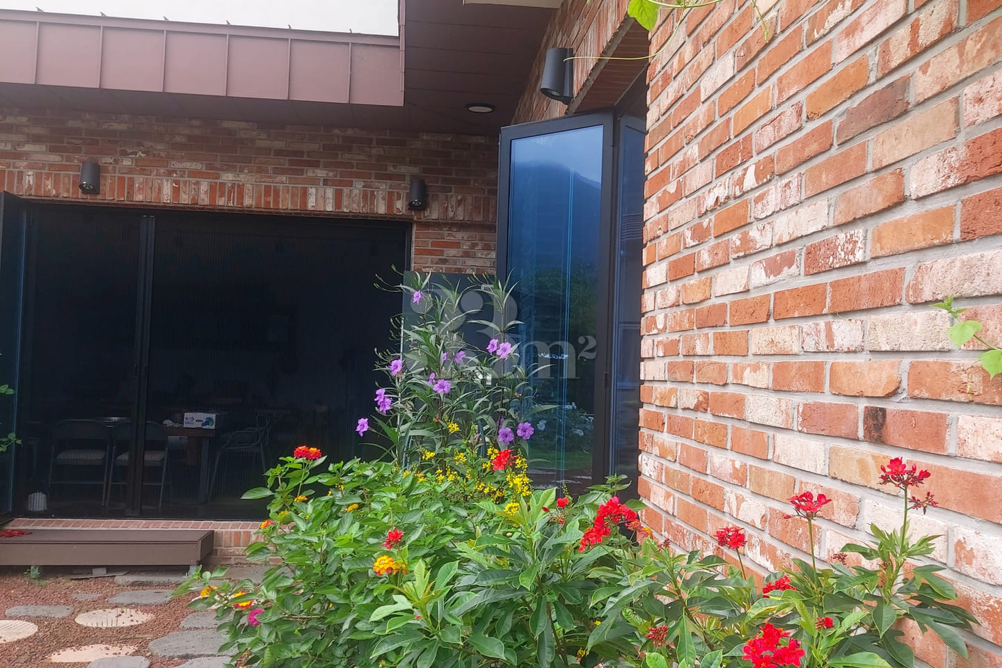Sunny house with a good walking path. 1th image