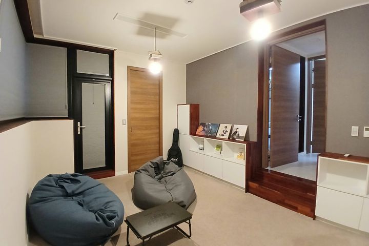 Three-bedroom detached house with a fireplace 3th image