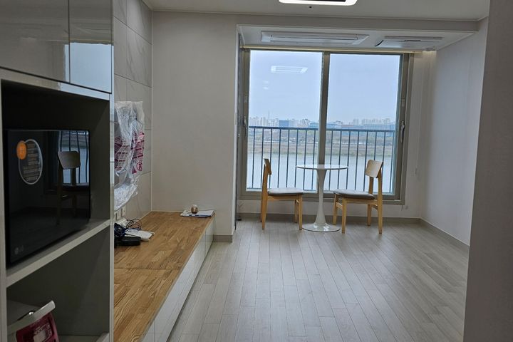 A wonderful place with a view of the river. 0th image