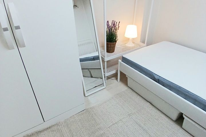 Room 202 6th image