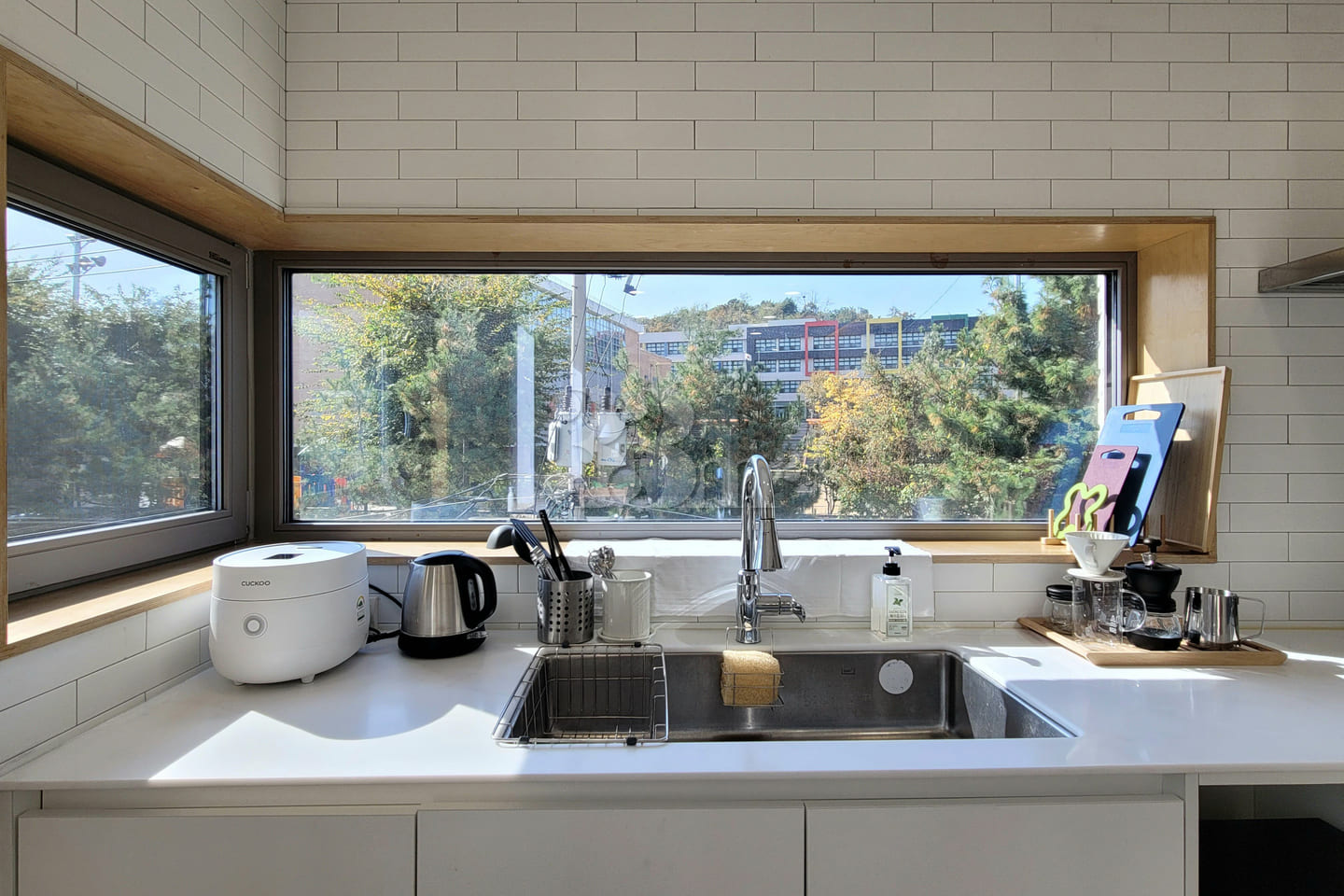 Top-floor unit overlooking the lake park [adj 5th image