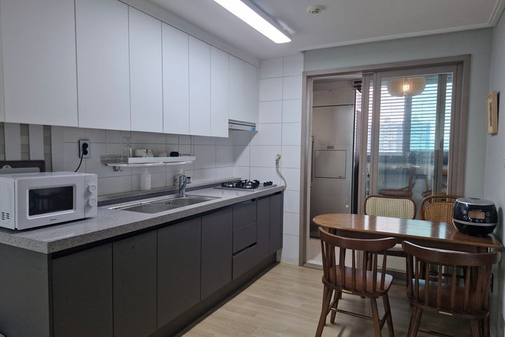 Fully furnished, stylish space just 5 minutes 14th image