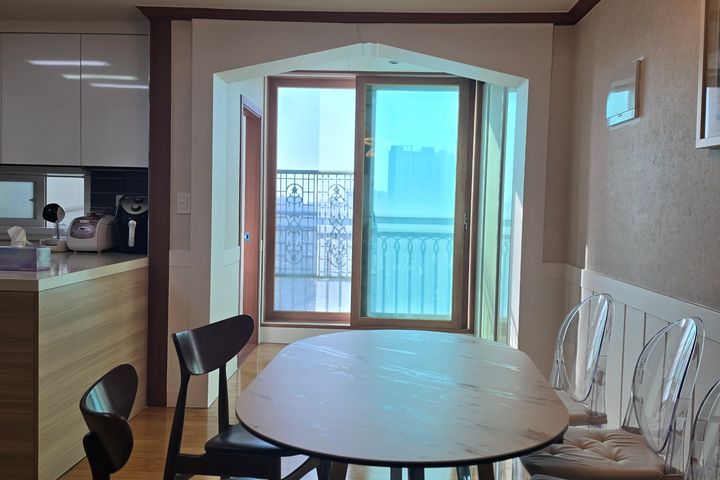 4-bedroom apartment near Sindaebang Station a 4th image