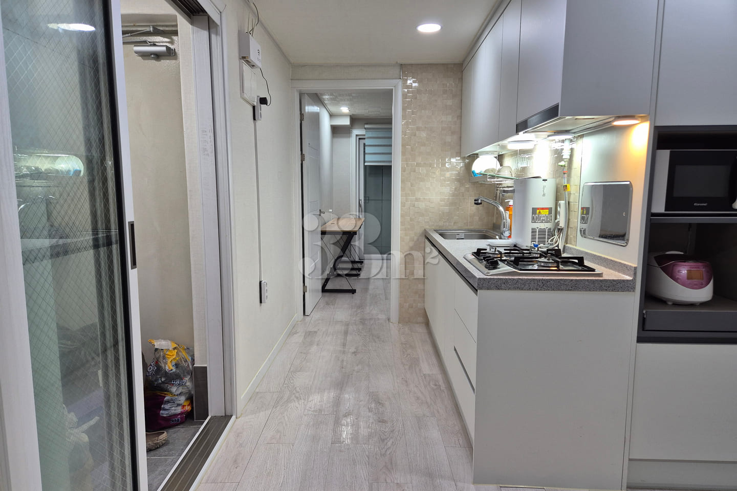 Pet-friendly, ceiling fan, queen-size bed, dr 6th image