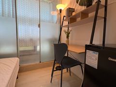 Studio with an exterior window, Unit 323 2th image