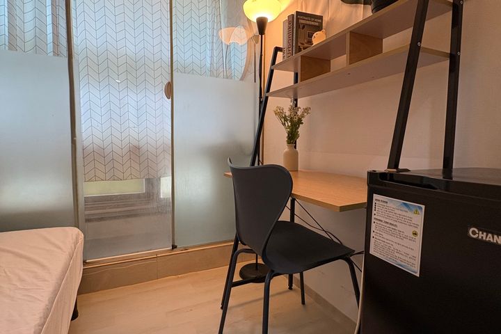 Studio with an exterior window, Unit 323 2th image