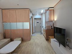 5 minutes from Gasan Station. Room with a ter 8th image