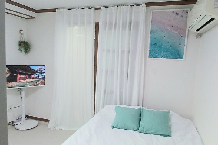 2nd Floor White Studio 2th image