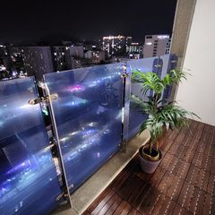 도심의 야경 테라스뷰 방 이미지