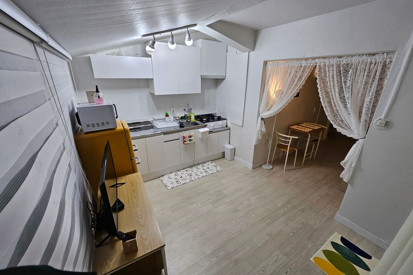 금돼지식당뒤투룸+다락방