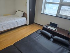 Spacious Room (Sleeps 3) > 1 Minute from Term 7th image