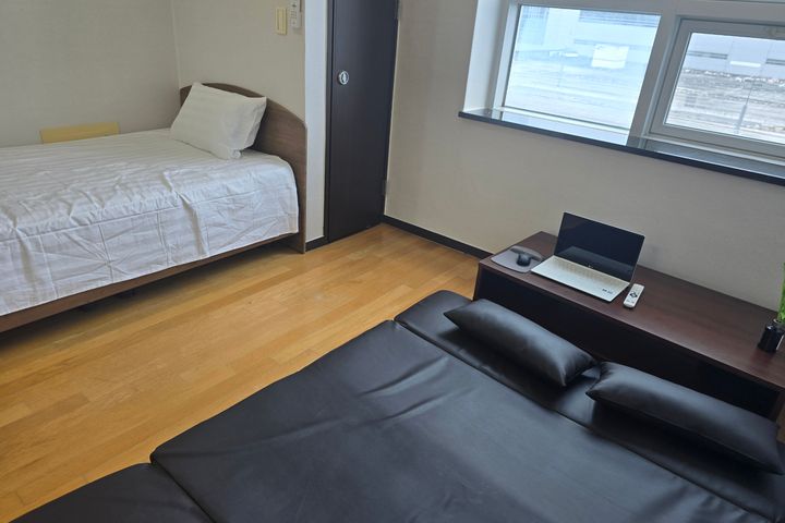 Spacious Room (Sleeps 3) > 1 Minute from Term 7th image