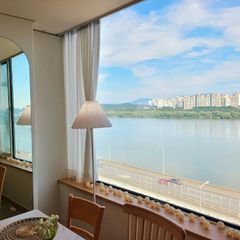 A stay with an open view of the Han River Unit Image
