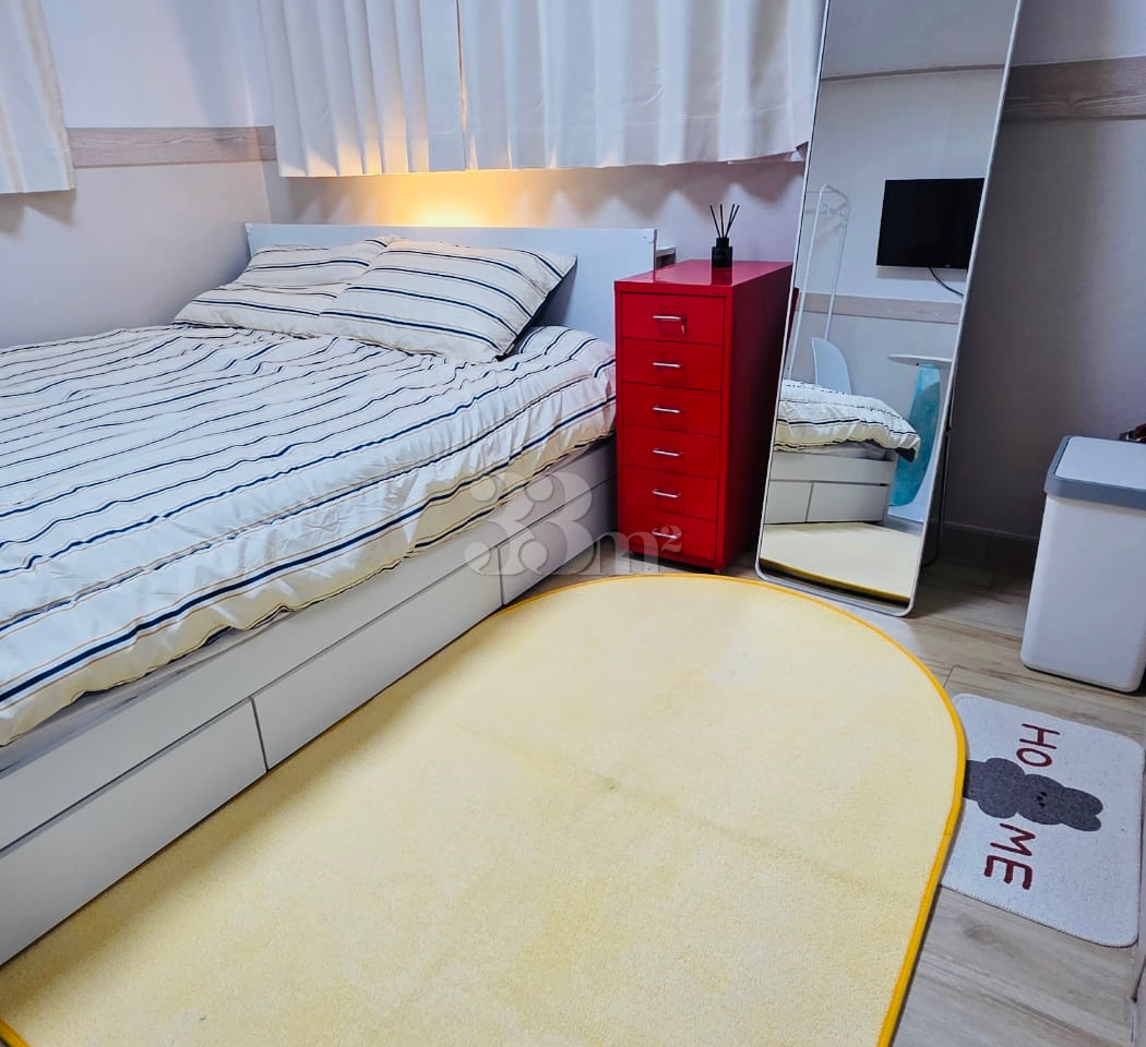 Fully Furnished Unit B (4-Minute Walk from Bo 0th image