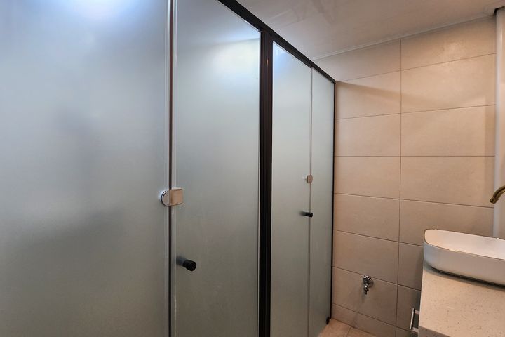 5 minutes from Ajou University, men only. 5th image
