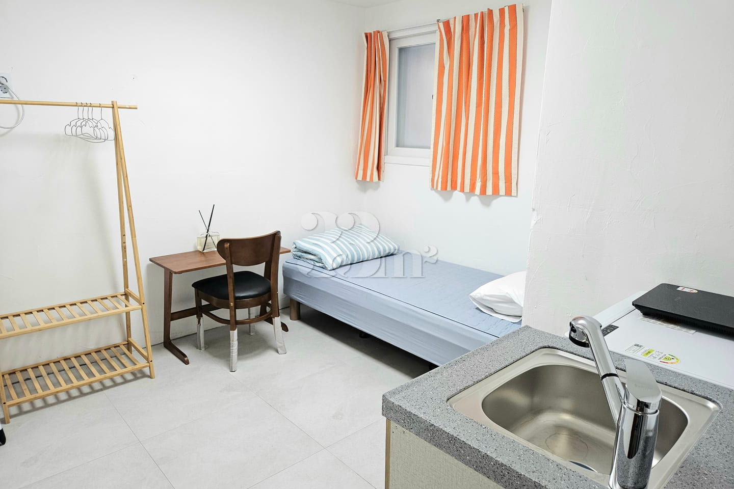 Clean studio apartment in a triple station ar 13th image