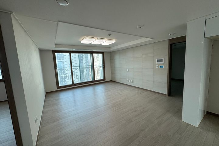 A clean house with a good view. 1th image
