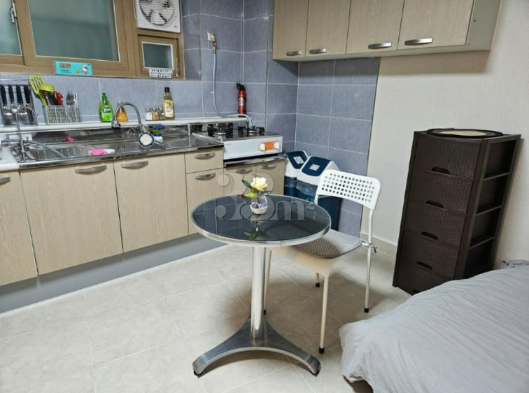 Clean studio apartment (private parking) 8th image