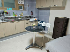 Clean studio apartment (private parking) 8th image