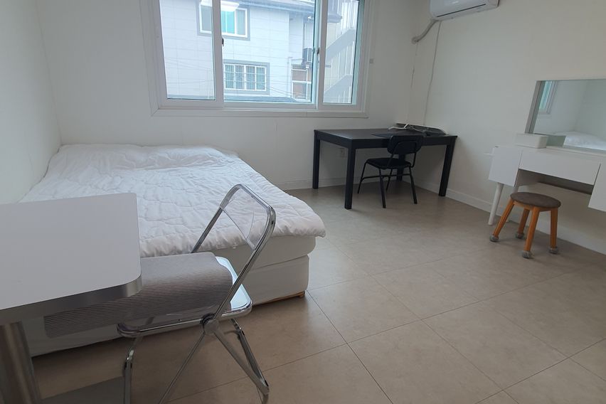 Minimalist Detached House 9th image