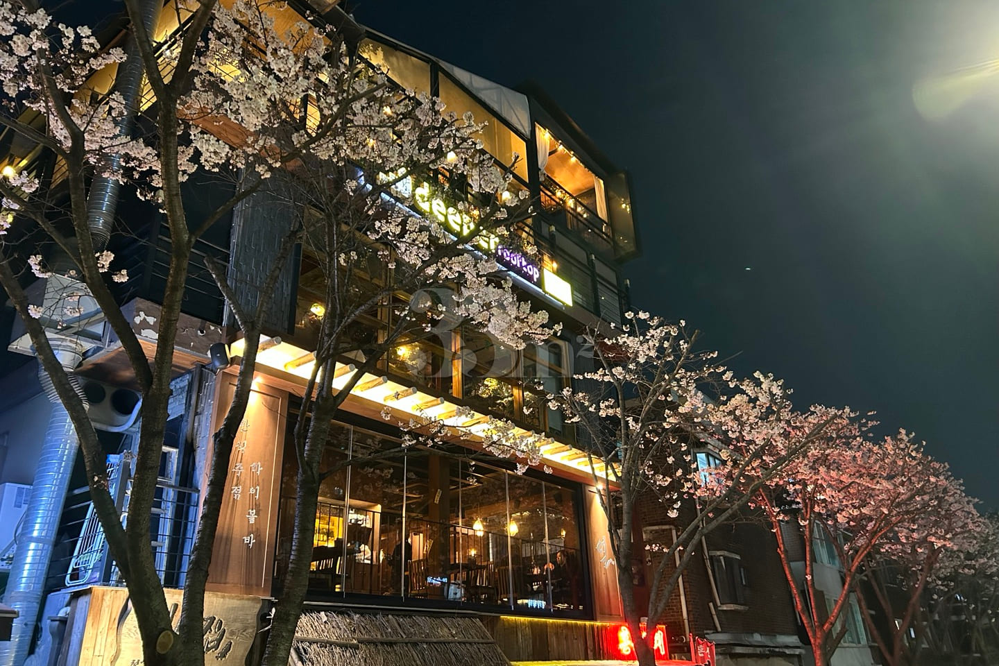 1 minute from Hongik Univ. Station; prime loc 14th image