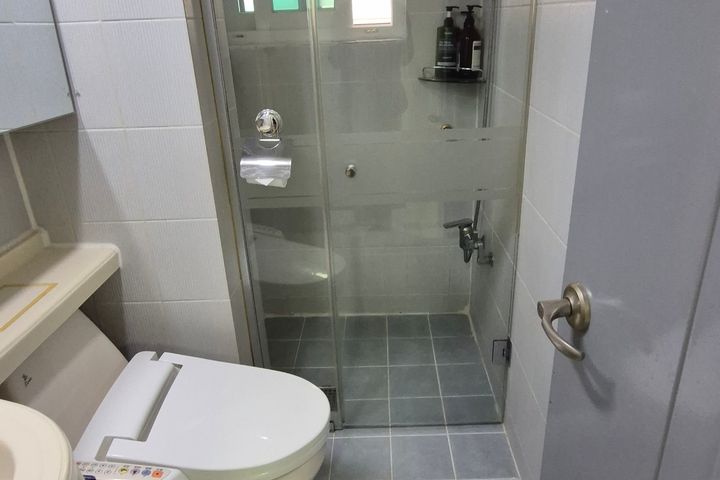 Spacious and quiet room near Sinsa Station 4th image