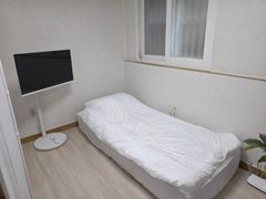 A room with excellent transportation links an 1th image