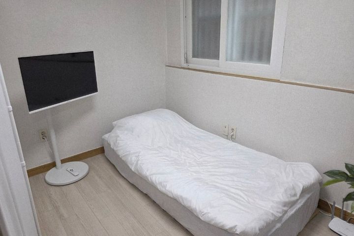 A room with excellent transportation links an 1th image