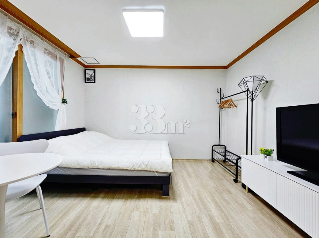 Fully furnished studio apartment near the cou 3th image