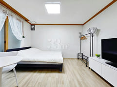 Fully furnished studio apartment near the cou 3th image