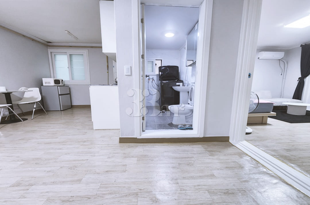 Fully furnished two-room unit, 5 minutes from 10th image