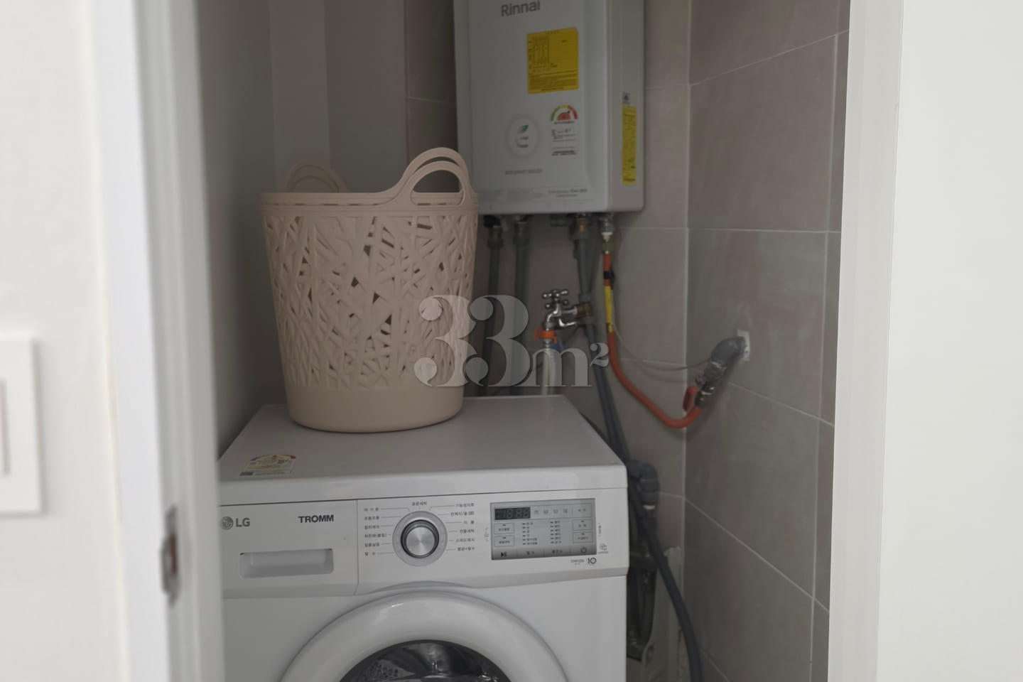 Spacious 40-pyeong unit with a large living r 17th image