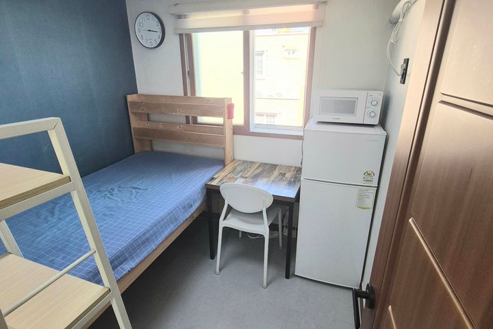 A sun-drenched room. 0th image