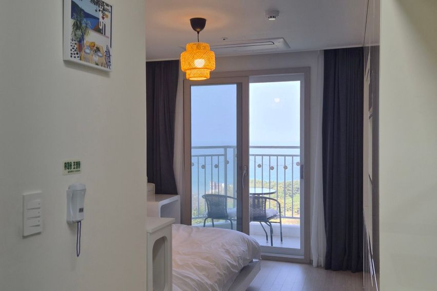 Ocean view, cooking and laundry available. 4th image