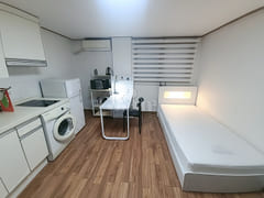 Clean studio apartment near the station 23 10th image