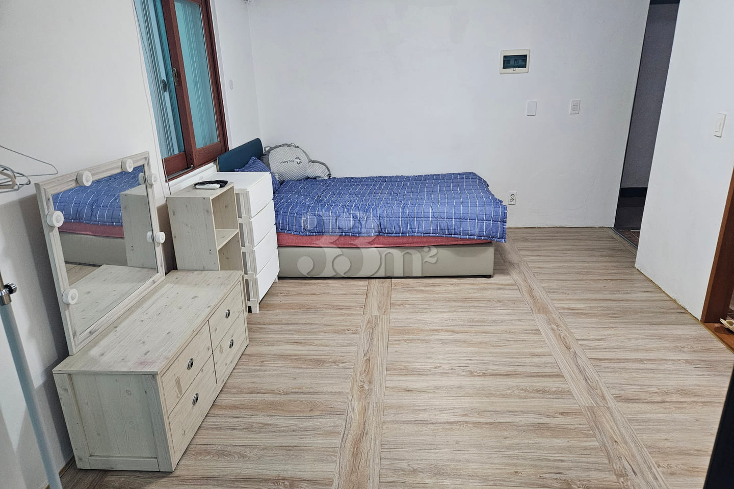 Plush, high-end bed 1th image
