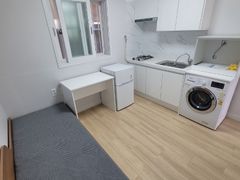 Remodeled studio apartment, 7 minutes from th 0th image