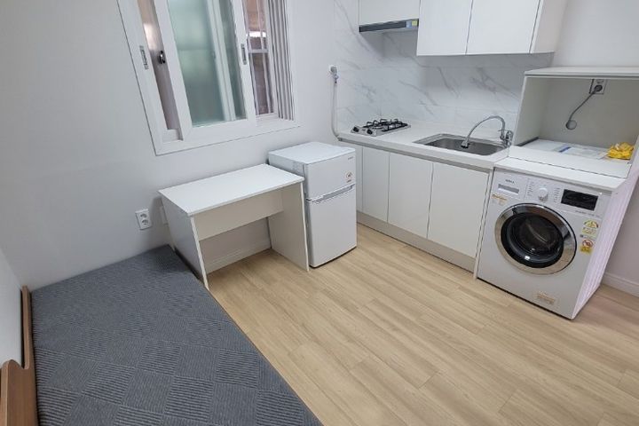 Remodeled studio apartment, 7 minutes from th 0th image
