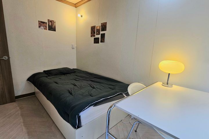 Middle Room A 6th image