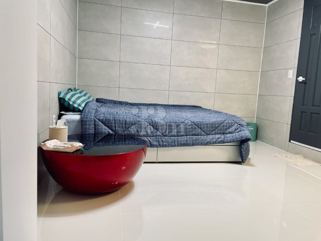 Neat studio apartment 4th image