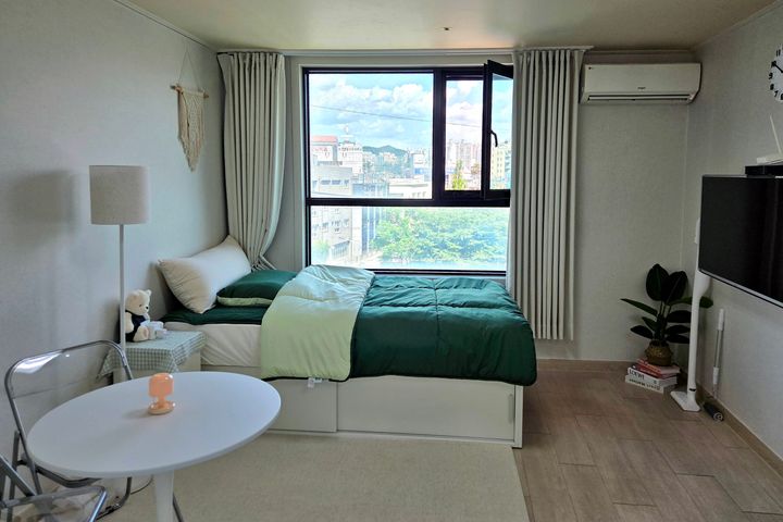 Fully furnished studio right next to the subw 8th image