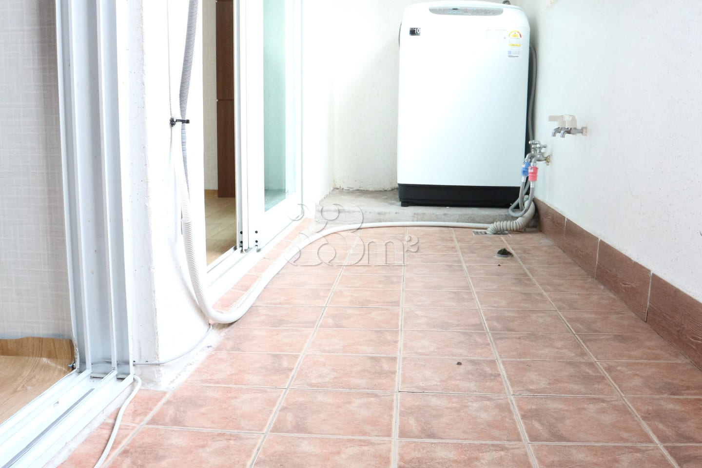 Sun-drenched Two-Room Unit 7th image