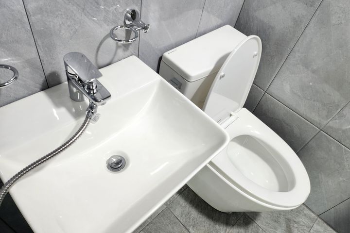 Clean, modern white studio apartment 2th image
