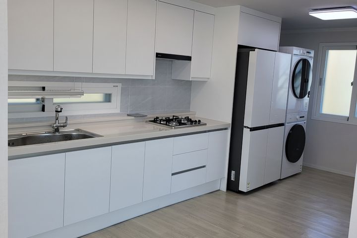 Hotel-style residence 8th image