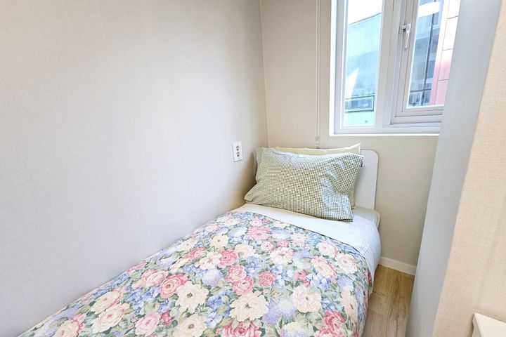 New Luxury Fully Furnished Unit 404 2th image