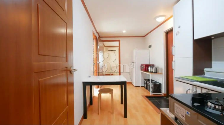Studio with separate kitchen, 1 minute from S 17th image