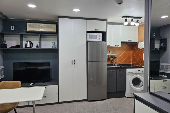 Two-room unit (No. 106) with convenient trans 3th image